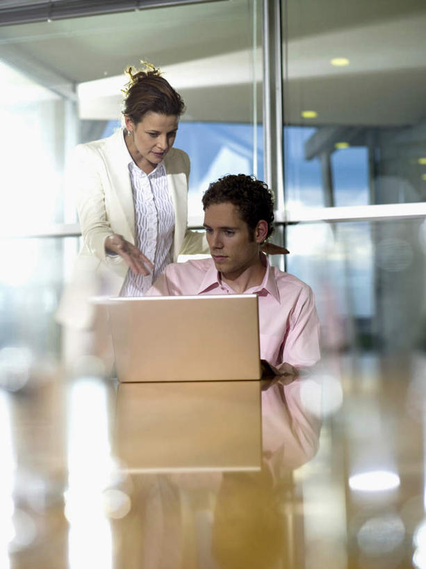 西方人,两个人,同事,商务人士,商务男性,商务女性,办公室,站,坐,说,竖图,室内,白天,正面,衬衫,成功,合作,团队,集体,信心,电脑,笔记本电脑,窗户,桌子,欧洲,欧洲人,套装,网络,办公桌,注视,通讯设备,队伍,玻璃窗,观察,看,站着,观看,察看,无线,领导,成就,关注,通信设备,商务装,无线网络,合伙,领袖,无线上网,便携式电脑,工薪阶层,交流,手提电脑,男人,男性,女人,女性,中年男性,中年女性,白种人,白领,上班族,沟通,讲话,交谈,说话,谈话,站立,坐着,半身,彩图,衬衣