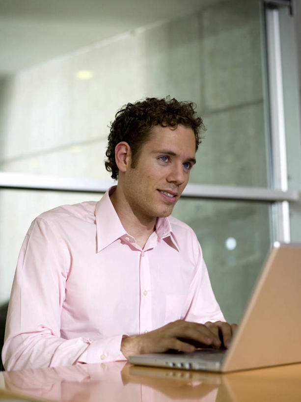 西方人,一个人,商务人士,商务男性,办公室,坐,笑,微笑,露齿笑,竖图,室内,白天,正面,衬衫,电脑,笔记本电脑,窗户,桌子,椅子,欧洲,欧洲人,仅一个男性,仅一个人,仅一个中年男性,套装,网络,办公桌,注视,通讯设备,玻璃窗,观察,看,观看,察看,无线,关注,通信设备,商务装,无线网络,无线上网,便携式电脑,工薪阶层,手提电脑,男人,男性,中年男性,白种人,白领,上班族,坐着,半身,彩图,衬衣