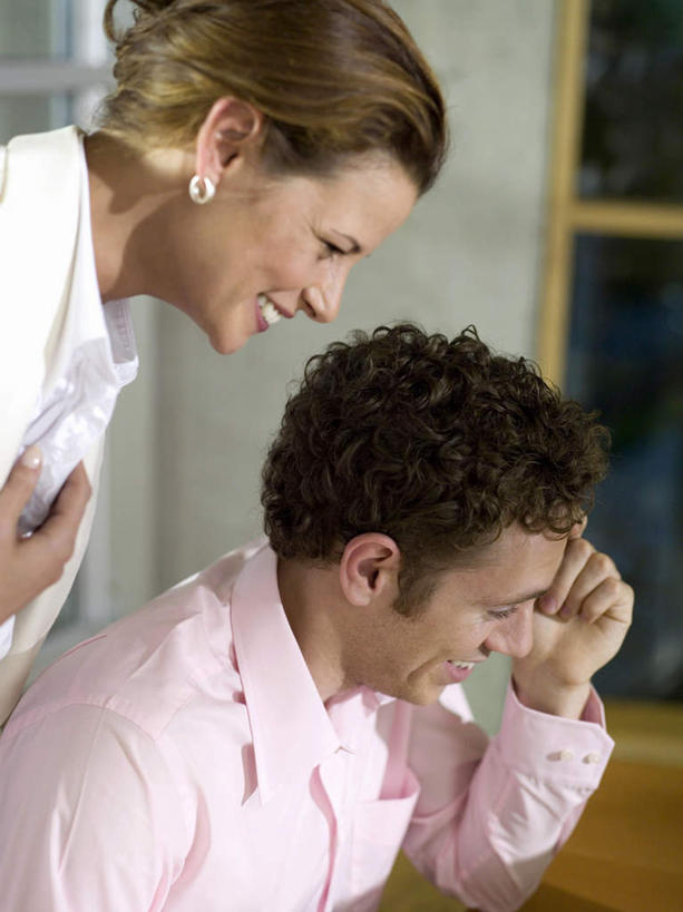 西方人,两个人,同事,商务人士,商务男性,商务女性,办公室,站,坐,笑,微笑,露齿笑,竖图,俯视,室内,白天,衬衫,成功,合作,团队,集体,信心,电脑,笔记本电脑,桌子,欧洲,欧洲人,套装,网络,办公桌,注视,通讯设备,队伍,观察,看,站着,观看,察看,无线,领导,成就,关注,通信设备,商务装,无线网络,合伙,领袖,无线上网,便携式电脑,工薪阶层,手提电脑,男人,男性,女人,女性,中年男性,中年女性,白种人,白领,上班族,站立,坐着,半身,彩图,高角度拍摄,衬衣