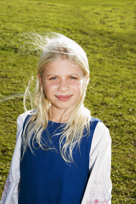 西方人,儿童,一个人,站,笑,微笑,竖图,室外,白天,正面,纯洁,欧洲,欧洲人,仅一个女性,仅一个人,服装,注视,小孩,衣服,观察,看,站着,仅一个小孩,可爱,童年,童趣,服饰,观看,察看,衣着,穿着,关注,童真,烂漫,无邪,衣饰,天真,女孩,女人,女性,白种人,孩子,站立,半身,彩图,女生