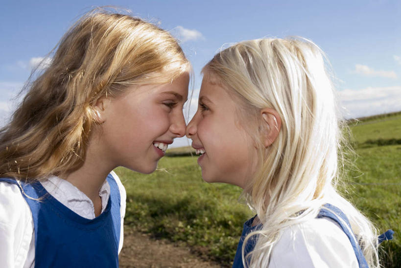 西方人,儿童,两个人,伙伴,朋友,站,笑,微笑,露齿笑,横图,室外,白天,正面,友谊,纯洁,草地,草坪,植物,欧洲,欧洲人,服装,云,云朵,云彩,注视,草,小孩,衣服,蓝色,绿色,白云,蓝天,天空,天,观察,看,站着,面对面,可爱,童年,童趣,服饰,晴朗,观看,察看,衣着,穿着,关注,童真,烂漫,无邪,衣饰,天真,友情,女孩,女人,女性,白种人,晴空,站立,半身,彩图,女生