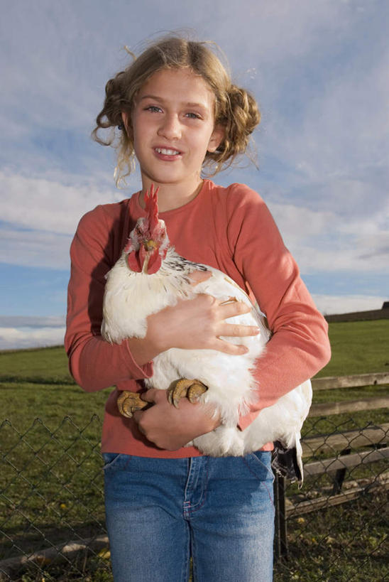 西方人,儿童,一个人,站,抱,竖图,室外,白天,正面,纯洁,草地,草坪,植物,野生动物,欧洲,欧洲人,仅一个女性,仅一个人,服装,云,云朵,云彩,注视,家禽,草,小孩,衣服,蓝色,绿色,白云,蓝天,天空,动物,天,观察,看,站着,仅一个小孩,可爱,童年,童趣,服饰,活泼,晴朗,抱着,观看,察看,衣着,穿着,关注,童真,烂漫,无邪,衣饰,天真,女孩,女人,女性,白种人,孩子,晴空,公鸡,站立,半身,彩图,女生