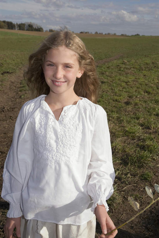 西方人,儿童,一个人,站,笑,微笑,露齿笑,竖图,室外,白天,正面,纯洁,草地,草坪,植物,欧洲,欧洲人,仅一个女性,仅一个人,服装,注视,草,小孩,衣服,绿色,观察,看,站着,仅一个小孩,可爱,童年,童趣,服饰,观看,察看,衣着,穿着,关注,童真,烂漫,无邪,衣饰,天真,女孩,女人,女性,白种人,孩子,站立,半身,彩图,女生