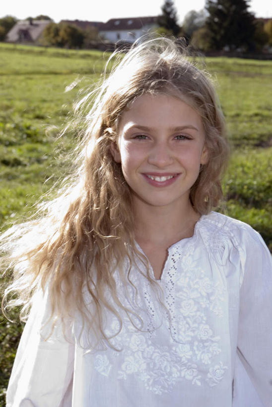 西方人,儿童,一个人,家,站,笑,微笑,露齿笑,竖图,室外,白天,正面,纯洁,草地,草坪,植物,欧洲,欧洲人,仅一个女性,仅一个人,服装,房屋,屋子,注视,楼房,住宅,草,小孩,衣服,绿色,观察,看,站着,仅一个小孩,可爱,童年,童趣,服饰,观看,察看,衣着,穿着,关注,童真,烂漫,无邪,衣饰,天真,女孩,女人,女性,白种人,孩子,站立,半身,彩图,房子,女生