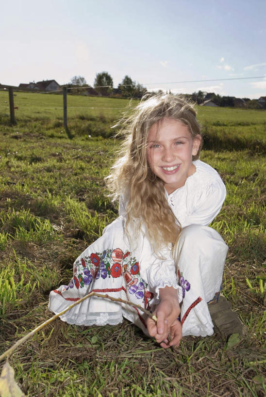 西方人,儿童,一个人,栏杆,蹲,笑,微笑,露齿笑,竖图,室外,白天,正面,纯洁,草地,草坪,植物,欧洲,欧洲人,仅一个女性,仅一个人,服装,围栏,拿,拿着,护栏,草,树枝,小孩,衣服,蓝色,绿色,蓝天,天空,天,仅一个小孩,可爱,童年,童趣,服饰,晴朗,衣着,穿着,童真,烂漫,无邪,万里无云,衣饰,天真,女孩,女人,女性,白种人,孩子,晴空,晴空万里,蹲着,彩图,全身,女生