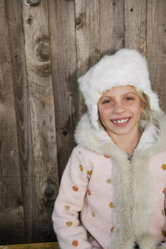 西方人,儿童,一个人,木屋,站,笑,微笑,露齿笑,竖图,室内,白天,正面,纯洁,帽子,欧洲,欧洲人,仅一个女性,仅一个人,戴,服装,墙,注视,墙壁,墙面,小孩,衣服,观察,看,站着,仅一个小孩,可爱,童年,童趣,服饰,观看,察看,绒线帽,衣着,穿着,关注,童真,烂漫,无邪,衣饰,天真,女孩,女人,女性,白种人,孩子,站立,半身,彩图,茅舍,茅屋,棚屋,小木屋,小屋,女生