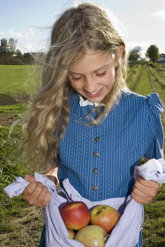 西方人,儿童,一个人,站,笑,微笑,露齿笑,竖图,室外,白天,正面,纯洁,草地,草坪,森林,树林,植物,苹果,水果,欧洲,欧洲人,仅一个女性,仅一个人,许多,服装,新鲜,围裙,生食,食品,果实,拿,拿着,注视,草,树,树木,食物,小孩,衣服,蓝色,绿色,蓝天,天空,自然,天,低头,观察,看,站着,仅一个小孩,可爱,童年,童趣,服饰,有机食品,绿色食品,生长,晴朗,成长,观看,察看,衣着,穿着,关注,童真,烂漫,无邪,万里无云,衣饰,天真,女孩,女人,女性,白种人,孩子,晴空,晴空万里,站立,半身,彩图,女生