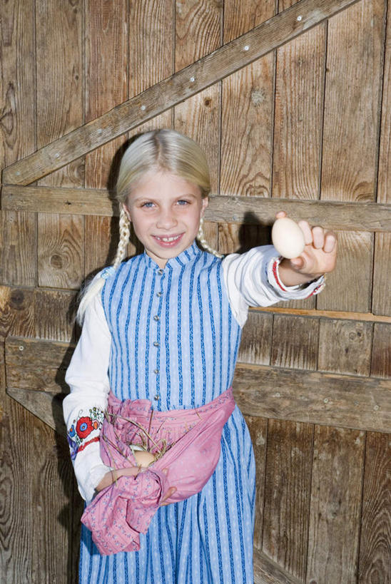 西方人,儿童,一个人,木屋,站,笑,微笑,露齿笑,竖图,室内,白天,正面,纯洁,欧洲,欧洲人,仅一个女性,仅一个人,服装,围裙,墙,蛋,鸡蛋,拿,拿着,注视,墙壁,墙面,小孩,衣服,观察,看,站着,仅一个小孩,可爱,童年,童趣,服饰,观看,察看,衣着,穿着,关注,童真,烂漫,无邪,衣饰,天真,女孩,女人,女性,白种人,孩子,公鸡,站立,半身,彩图,茅舍,茅屋,棚屋,小木屋,小屋,女生