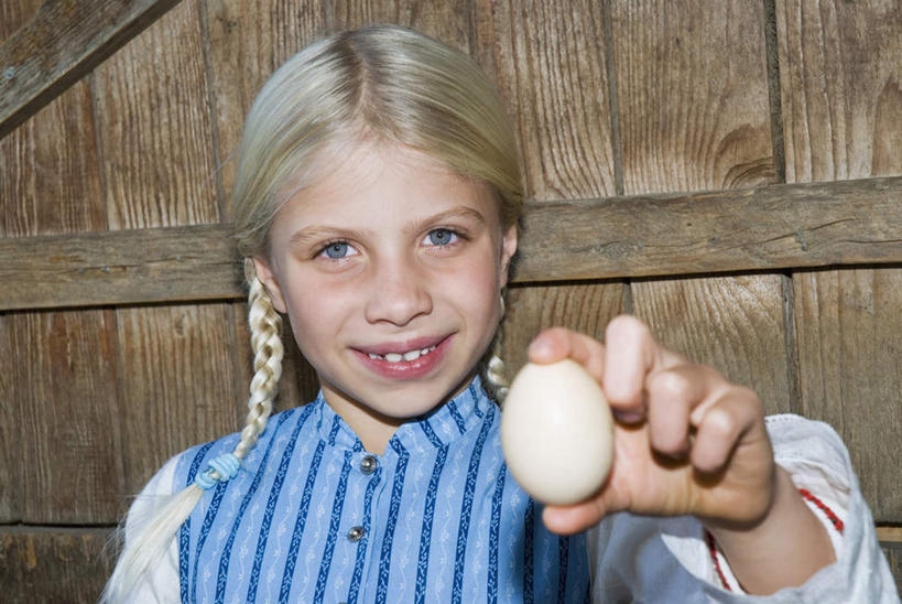 西方人,儿童,一个人,木屋,站,笑,微笑,露齿笑,横图,室内,白天,正面,纯洁,欧洲,欧洲人,仅一个女性,仅一个人,服装,蛋,鸡蛋,拿,拿着,注视,小孩,衣服,观察,看,站着,仅一个小孩,可爱,童年,童趣,服饰,观看,察看,衣着,穿着,关注,童真,烂漫,无邪,衣饰,天真,女孩,女人,女性,白种人,孩子,站立,半身,彩图,茅舍,茅屋,棚屋,小木屋,小屋,女生