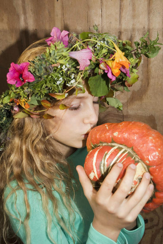 西方人,儿童,一个人,木屋,站,闭眼,吻,竖图,室内,白天,侧面,纯洁,南瓜,欧洲,欧洲人,仅一个女性,仅一个人,戴,服装,节日,庆祝,装饰,盛开,花环,金瓜,花蕾,文化,番瓜,花,花瓣,花朵,鲜花,小孩,衣服,花苞,花蕊,站着,仅一个小孩,庆典,万圣节,可爱,童年,童趣,服饰,纪念,华丽,修饰,麦瓜,倭瓜,点缀,衣着,穿着,童真,烂漫,无邪,衬托,美观,雅致,雅观,衣饰,天真,女孩,女人,女性,白种人,孩子,闭眼睛,闭着眼,闭着眼睛,亲,亲吻,站立,半身,彩图,茅舍,茅屋,棚屋,小木屋,小屋,女生