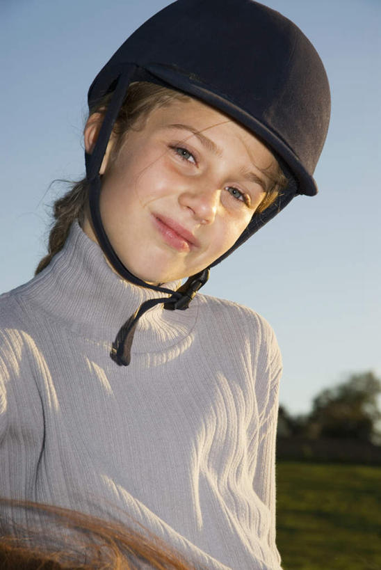 西方人,儿童,一个人,站,笑,微笑,露齿笑,竖图,室外,白天,正面,纯洁,草地,草坪,植物,帽子,欧洲,欧洲人,仅一个女性,仅一个人,戴,服装,头盔,注视,草,小孩,衣服,绿色,观察,看,站着,仅一个小孩,可爱,童年,童趣,服饰,观看,察看,衣着,穿着,关注,童真,烂漫,无邪,衣饰,天真,女孩,女人,女性,白种人,孩子,站立,半身,彩图,女生