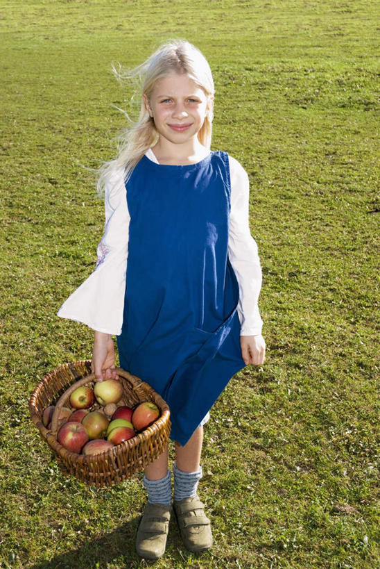 西方人,儿童,一个人,站,交叉,竖图,室外,白天,正面,纯洁,草地,草坪,植物,竹子,苹果,水果,欧洲,欧洲人,仅一个女性,仅一个人,许多,竹制,服装,新鲜,编织,篮子,生食,食品,果实,拿,拿着,注视,草,食物,小孩,衣服,绿色,竹篮,观察,看,站着,仅一个小孩,可爱,童年,童趣,服饰,有机食品,绿色食品,观看,竹条,交织,察看,竹制品,衣着,穿着,关注,童真,烂漫,无邪,衣饰,穿插,天真,女孩,女人,女性,白种人,孩子,站立,彩图,全身,女生