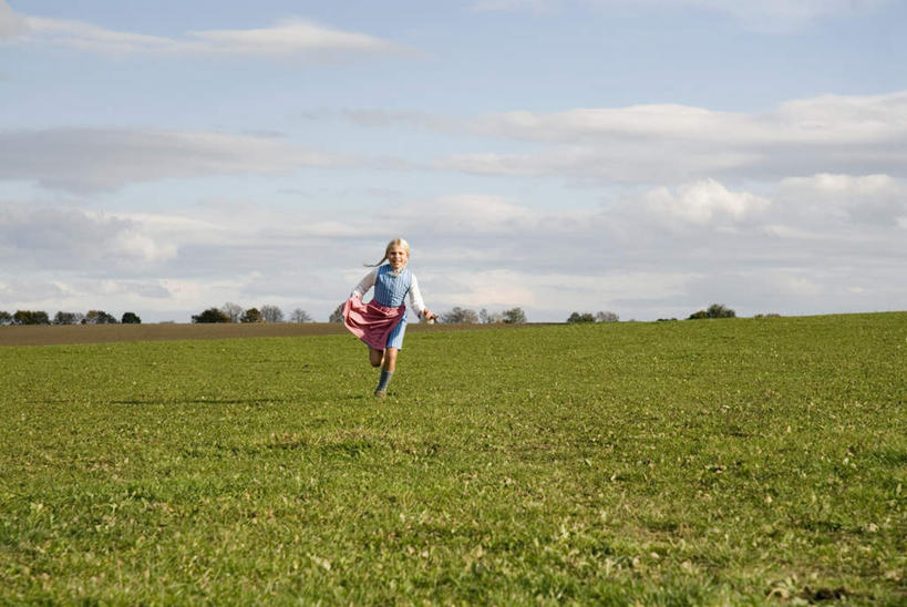 西方人,儿童,一个人,跑,横图,室外,白天,正面,锻炼,纯洁,运动,草地,草坪,植物,欧洲,欧洲人,仅一个女性,仅一个人,服装,围裙,云,云朵,云彩,注视,草,小孩,衣服,蓝色,绿色,白云,蓝天,天空,天,观察,看,仅一个小孩,可爱,童年,童趣,服饰,晴朗,观看,察看,衣着,穿着,关注,童真,烂漫,无邪,衣饰,体育,天真,女孩,女人,女性,白种人,孩子,晴空,跑步,彩图,全身,健身,女生