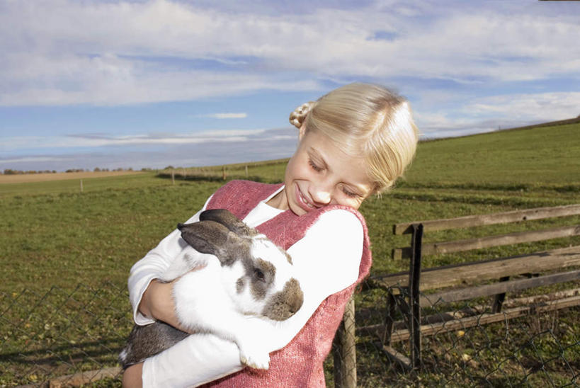 西方人,儿童,一个人,栏杆,站,抱,横图,室外,白天,正面,纯洁,草地,草坪,植物,野生动物,欧洲,欧洲人,仅一个女性,仅一个人,服装,兔子,栅栏,篱笆,云,云朵,围栏,云彩,注视,护栏,草,小孩,衣服,蓝色,绿色,白云,蓝天,天空,动物,天,观察,看,站着,仅一个小孩,可爱,童年,童趣,服饰,活泼,晴朗,抱着,观看,察看,衣着,穿着,关注,童真,烂漫,无邪,衣饰,天真,女孩,女人,女性,白种人,孩子,晴空,站立,半身,彩图,女生