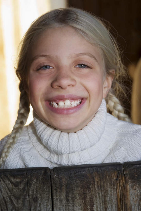 西方人,儿童,脸,头,脸颊,一个人,木屋,站,笑,微笑,露齿笑,竖图,室内,特写,白天,正面,纯洁,欧洲,欧洲人,仅一个女性,仅一个人,服装,注视,肩膀,小孩,衣服,观察,看,站着,仅一个小孩,可爱,童年,童趣,服饰,观看,察看,衣着,穿着,关注,童真,烂漫,无邪,衣饰,天真,女孩,女人,女性,白种人,孩子,头部,脸部,脸蛋,面部,站立,半身,彩图,茅舍,茅屋,棚屋,小木屋,小屋,女生