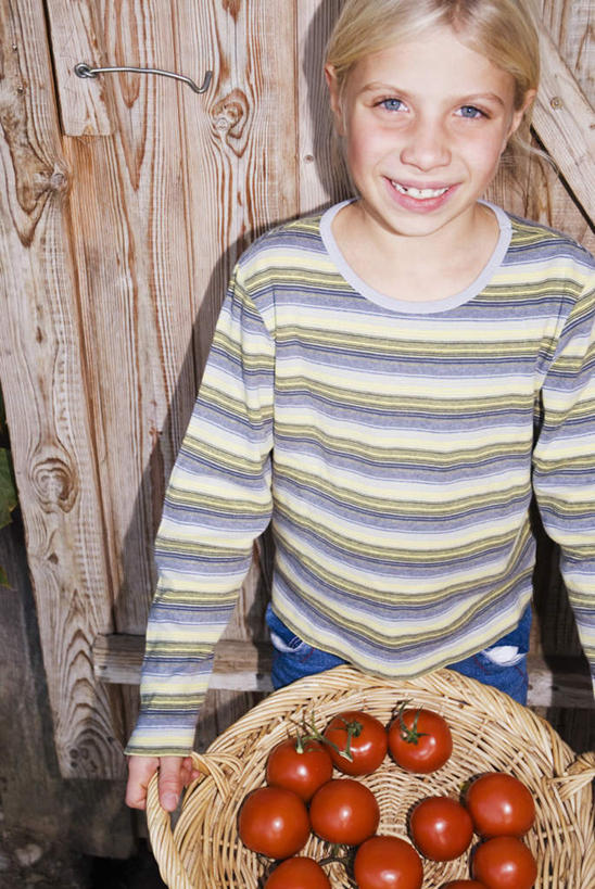 西方人,儿童,一个人,木屋,站,笑,交叉,微笑,露齿笑,竖图,俯视,室内,白天,纯洁,竹子,蔬菜,西红柿,欧洲,欧洲人,仅一个女性,仅一个人,竹制,服装,新鲜,编织,篮子,食品,拿,拿着,注视,食物,小孩,衣服,竹篮,观察,看,站着,仅一个小孩,可爱,童年,童趣,服饰,有机食品,绿色食品,观看,竹条,交织,察看,竹制品,衣着,穿着,关注,童真,烂漫,无邪,衣饰,穿插,天真,女孩,女人,女性,白种人,孩子,番茄,站立,半身,彩图,高角度拍摄,茅舍,茅屋,棚屋,小木屋,小屋,女生