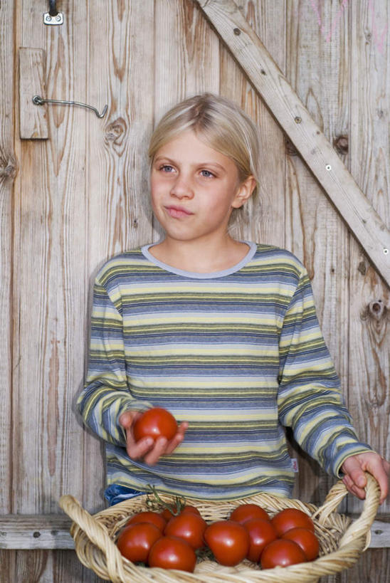 西方人,儿童,一个人,木屋,站,交叉,竖图,室内,白天,正面,纯洁,竹子,蔬菜,西红柿,欧洲,欧洲人,仅一个女性,仅一个人,竹制,服装,新鲜,编织,篮子,食品,拿,拿着,注视,食物,小孩,衣服,竹篮,嘟嘴,观察,看,站着,仅一个小孩,可爱,童年,童趣,服饰,有机食品,绿色食品,观看,竹条,交织,察看,竹制品,衣着,穿着,关注,童真,烂漫,无邪,衣饰,穿插,天真,女孩,女人,女性,白种人,孩子,番茄,站立,半身,彩图,茅舍,茅屋,棚屋,小木屋,小屋,女生