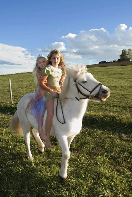 西方人,儿童,两个人,伙伴,朋友,坐,竖图,室外,白天,正面,友谊,纯洁,草地,草坪,森林,树林,植物,马,野生动物,欧洲,欧洲人,骑马,握,服装,云,云朵,云彩,注视,一匹,草,树,树木,小孩,衣服,蓝色,绿色,白云,蓝天,天空,自然,动物,天,观察,看,可爱,童年,童趣,握着,运输,服饰,牲畜,生长,晴朗,成长,观看,察看,缰绳,衣着,穿着,关注,童真,烂漫,无邪,衣饰,天真,友情,女孩,女人,女性,白种人,孩子,晴空,坐着,彩图,全身,女生