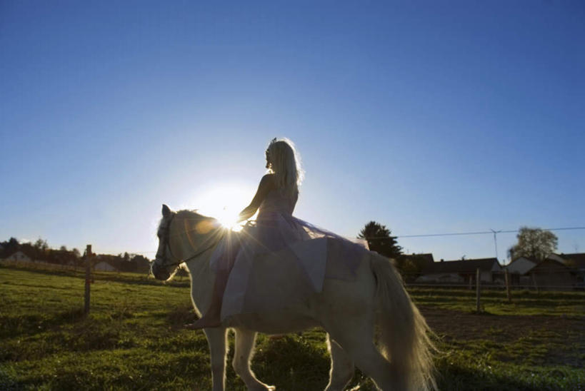 西方人,儿童,一个人,坐,横图,室外,白天,正面,纯洁,草地,草坪,森林,树林,植物,马,野生动物,欧洲,欧洲人,仅一个女性,仅一个人,骑马,握,服装,云,云朵,背光,云彩,注视,一匹,草,树,树木,小孩,衣服,蓝色,绿色,白云,蓝天,天空,自然,动物,天,观察,看,仅一个小孩,可爱,童年,童趣,握着,运输,服饰,牲畜,生长,晴朗,成长,观看,察看,缰绳,衣着,穿着,关注,逆光,童真,烂漫,无邪,衣饰,天真,女孩,女人,女性,白种人,孩子,晴空,坐着,彩图,全身,女生