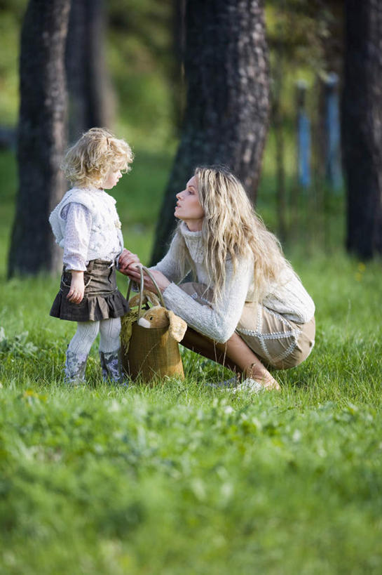 西方人,儿童,两个人,家庭,母亲,女儿,跪,竖图,室外,白天,侧面,旅游,度假,纯洁,草地,草坪,森林,树林,植物,袋子,欧洲,欧洲人,服装,拿,拿着,娱乐,草,树,树木,小孩,衣服,绿色,自然,享受,休闲,温暖,温馨,母女,一家人,面对面,放松,可爱,母爱,童年,童趣,服饰,生长,成长,和睦,衣着,穿着,童真,烂漫,无邪,衣饰,天真,年轻女性,女孩,女人,女性,白种人,孩子,年轻人,跪着,玩耍,彩图,全身,融洽,女生