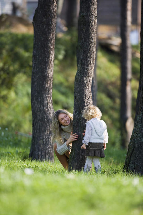 西方人,儿童,背部,两个人,家庭,母亲,女儿,跪,笑,微笑,露齿笑,竖图,室外,白天,正面,旅游,度假,纯洁,草地,草坪,森林,树林,植物,欧洲,欧洲人,服装,娱乐,草,树,树木,小孩,衣服,绿色,自然,享受,休闲,温暖,温馨,母女,一家人,放松,可爱,母爱,童年,童趣,服饰,生长,成长,和睦,衣着,穿着,童真,烂漫,无邪,衣饰,天真,年轻女性,女孩,女人,女性,白种人,孩子,年轻人,跪着,玩耍,彩图,全身,融洽,女生