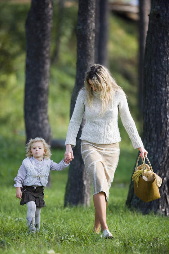 西方人,儿童,两个人,家庭,母亲,女儿,站,握手,竖图,室外,白天,正面,旅游,度假,纯洁,草地,草坪,森林,树林,植物,欧洲,欧洲人,服装,包,公文包,拿,拿着,注视,娱乐,草,树,树木,小孩,衣服,绿色,自然,观察,看,站着,享受,休闲,温暖,温馨,母女,一家人,放松,可爱,母爱,童年,童趣,服饰,生长,成长,公事包,观看,和睦,察看,衣着,穿着,关注,童真,烂漫,无邪,衣饰,天真,年轻女性,女孩,女人,女性,白种人,孩子,年轻人,搀手,拉手,手搀手,手拉手,手牵手,手握手,玩耍,站立,彩图,全身,融洽,女生