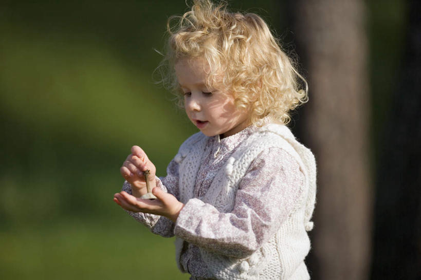 西方人,儿童,一个人,站,横图,室外,白天,正面,纯洁,欧洲,欧洲人,仅一个女性,仅一个人,服装,朦胧,模糊,拿,拿着,注视,树枝,小孩,衣服,观察,看,站着,仅一个小孩,可爱,童年,童趣,服饰,观看,察看,衣着,穿着,关注,童真,烂漫,无邪,衣饰,天真,女孩,女人,女性,白种人,孩子,站立,半身,彩图,女生