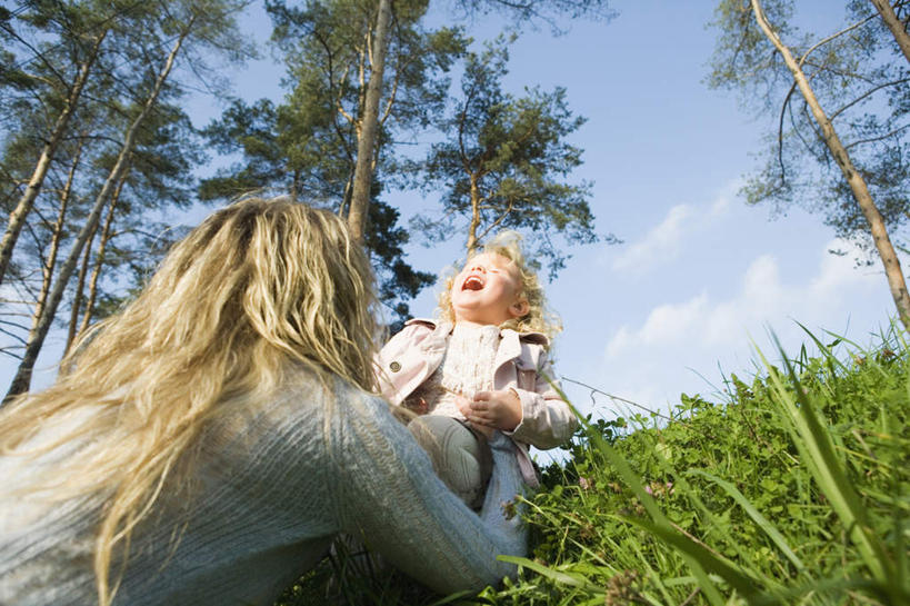 西方人,儿童,两个人,家庭,母亲,女儿,站,抱,笑,微笑,露齿笑,横图,室外,白天,仰视,旅游,度假,纯洁,草地,草坪,森林,树林,植物,欧洲,欧洲人,服装,云,云朵,云彩,注视,娱乐,草,树,树木,小孩,衣服,蓝色,绿色,白云,蓝天,天空,自然,天,观察,看,站着,享受,休闲,温暖,温馨,母女,一家人,放松,可爱,母爱,童年,童趣,服饰,生长,晴朗,成长,抱着,观看,和睦,察看,搂着,衣着,穿着,关注,童真,烂漫,无邪,衣饰,天真,年轻女性,女孩,女人,女性,白种人,孩子,年轻人,晴空,搂,搂抱,玩耍,站立,半身,彩图,低角度拍摄,融洽,女生