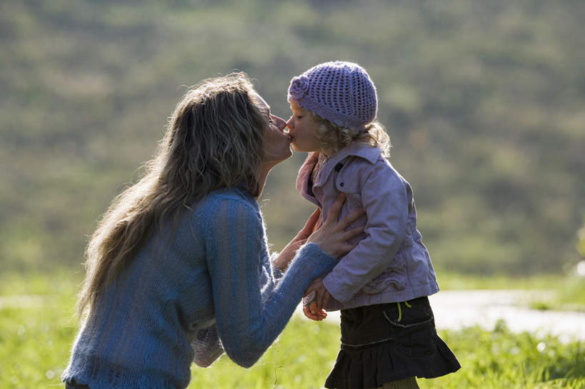 西方人,儿童,两个人,家庭,母亲,女儿,跪,闭眼,吻,横图,室外,白天,侧面,旅游,度假,纯洁,草地,草坪,植物,帽子,欧洲,欧洲人,戴,服装,朦胧,模糊,娱乐,草,小孩,衣服,绿色,享受,休闲,温暖,温馨,母女,一家人,面对面,放松,可爱,母爱,童年,童趣,服饰,和睦,绒线帽,衣着,穿着,童真,烂漫,无邪,衣饰,天真,年轻女性,女孩,女人,女性,白种人,孩子,年轻人,闭眼睛,闭着眼,闭着眼睛,跪着,接吻,亲,亲吻,亲嘴,玩耍,半身,彩图,融洽,女生