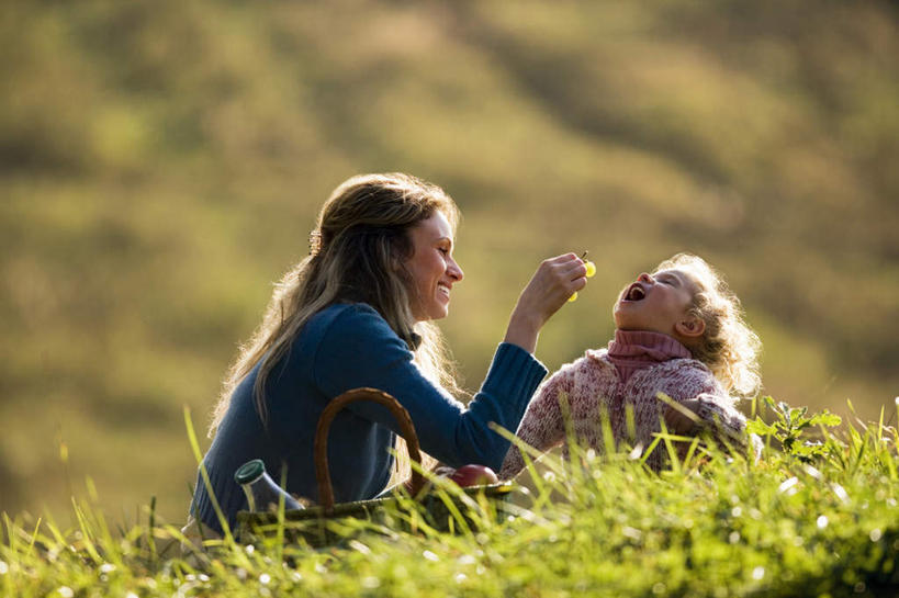 西方人,儿童,两个人,家庭,母亲,女儿,跪,笑,微笑,露齿笑,横图,室外,白天,侧面,旅游,度假,纯洁,草地,草坪,植物,葡萄,水果,欧洲,欧洲人,服装,朦胧,模糊,新鲜,生食,食品,果实,拿,拿着,娱乐,草,食物,小孩,衣服,绿色,享受,休闲,温暖,温馨,母女,一家人,放松,可爱,母爱,童年,童趣,服饰,有机食品,绿色食品,和睦,衣着,穿着,童真,烂漫,无邪,衣饰,天真,年轻女性,女孩,女人,女性,白种人,孩子,年轻人,山葫芦,蒲桃,草龙珠,跪着,玩耍,半身,彩图,融洽,女生