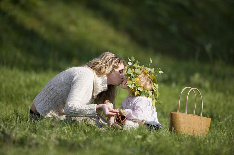 西方人,儿童,两个人,家庭,母亲,女儿,跪,吻,横图,室外,白天,侧面,旅游,度假,纯洁,草地,草坪,植物,欧洲,欧洲人,戴,服装,装饰,盛开,包,花环,皮包,花蕾,娱乐,草,花,花瓣,花朵,鲜花,小孩,衣服,绿色,花苞,花蕊,享受,休闲,温暖,温馨,母女,一家人,放松,可爱,母爱,童年,童趣,服饰,华丽,修饰,单肩包,点缀,和睦,衣着,穿着,童真,烂漫,无邪,衬托,美观,雅致,雅观,衣饰,天真,年轻女性,女孩,女人,女性,白种人,孩子,年轻人,跪着,接吻,亲,亲吻,亲嘴,玩耍,彩图,全身,融洽,女生
