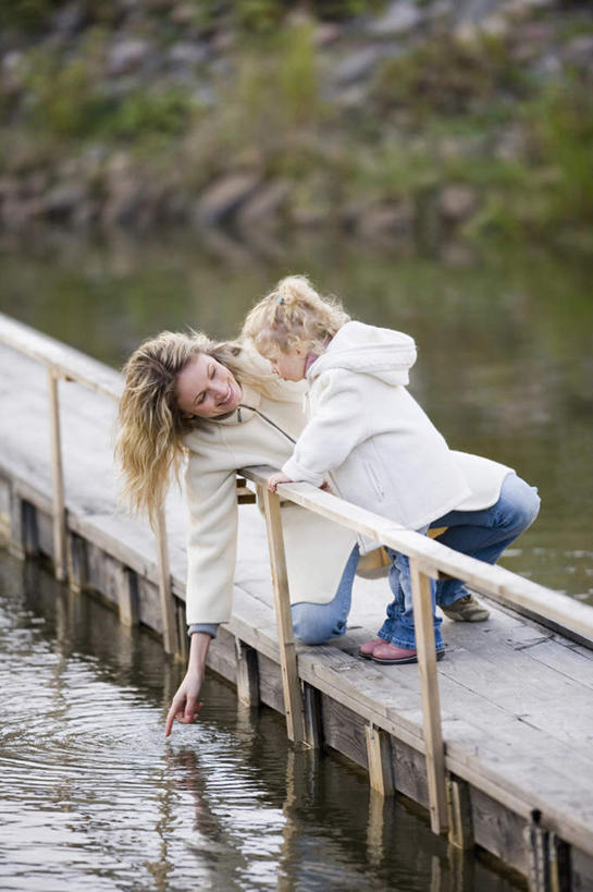 西方人,儿童,两个人,家庭,母亲,女儿,站,跪,笑,微笑,露齿笑,竖图,室外,白天,正面,旅游,度假,纯洁,河流,水,欧洲,欧洲人,指,服装,木板,河水,水流,桥,木桥,注视,方向,娱乐,栈桥,小孩,衣服,观察,看,手势,站着,享受,休闲,温暖,温馨,母女,一家人,放松,可爱,母爱,童年,童趣,服饰,观看,人行桥,木板桥,和睦,察看,指向,衣着,穿着,关注,童真,烂漫,无邪,衣饰,天真,年轻女性,女孩,女人,女性,白种人,孩子,年轻人,跪着,玩耍,站立,彩图,全身,融洽,女生