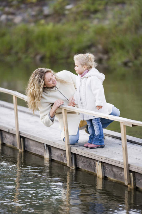 西方人,儿童,两个人,家庭,母亲,女儿,站,跪,竖图,室外,白天,正面,旅游,度假,纯洁,河流,水,欧洲,欧洲人,服装,木板,河水,水流,桥,木桥,注视,娱乐,栈桥,小孩,衣服,观察,看,站着,享受,休闲,温暖,温馨,母女,一家人,放松,可爱,母爱,童年,童趣,服饰,观看,人行桥,木板桥,和睦,察看,衣着,穿着,关注,童真,烂漫,无邪,衣饰,天真,年轻女性,女孩,女人,女性,白种人,孩子,年轻人,跪着,玩耍,站立,彩图,全身,融洽,女生