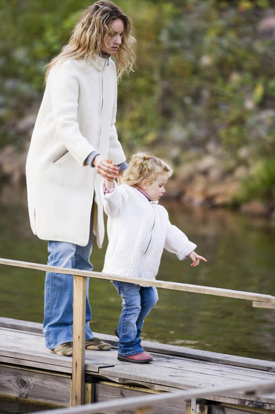 西方人,儿童,两个人,家庭,母亲,女儿,站,握手,竖图,室外,白天,正面,旅游,度假,纯洁,河流,水,欧洲,欧洲人,指,服装,木板,河水,水流,桥,木桥,注视,方向,娱乐,栈桥,小孩,衣服,观察,看,手势,站着,享受,休闲,温暖,温馨,母女,一家人,放松,可爱,母爱,童年,童趣,服饰,观看,人行桥,木板桥,和睦,察看,指向,衣着,穿着,关注,童真,烂漫,无邪,衣饰,天真,年轻女性,女孩,女人,女性,白种人,孩子,年轻人,搀手,拉手,手搀手,手拉手,手牵手,手握手,玩耍,站立,彩图,全身,融洽,女生