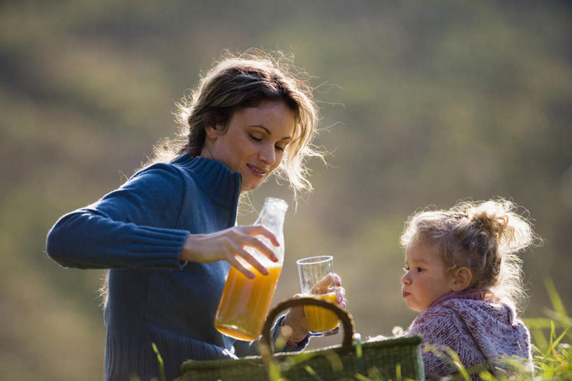 西方人,儿童,两个人,家庭,母亲,女儿,坐,横图,室外,白天,侧面,旅游,度假,纯洁,草地,草坪,植物,杯子,欧洲,欧洲人,服装,朦胧,模糊,包,皮包,橙汁,拿,拿着,注视,娱乐,玻璃制品,草,小孩,衣服,绿色,瓶子,水杯,观察,看,享受,休闲,温暖,温馨,母女,一家人,放松,可爱,母爱,童年,童趣,服饰,观看,单肩包,和睦,察看,衣着,穿着,关注,童真,烂漫,无邪,衣饰,天真,年轻女性,女孩,女人,女性,白种人,孩子,年轻人,玻璃杯,玩耍,坐着,半身,彩图,融洽,女生