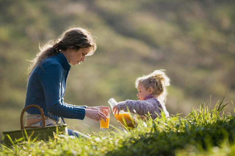 西方人,儿童,两个人,家庭,母亲,女儿,坐,交叉,横图,室外,白天,侧面,旅游,度假,纯洁,草地,草坪,植物,竹子,杯子,欧洲,欧洲人,倒,竹制,服装,朦胧,模糊,编织,篮子,橙汁,拿,拿着,注视,娱乐,玻璃制品,草,小孩,衣服,绿色,瓶子,水杯,竹篮,观察,看,享受,休闲,温暖,温馨,母女,一家人,放松,可爱,母爱,童年,童趣,服饰,观看,竹条,交织,和睦,察看,竹制品,衣着,穿着,关注,童真,烂漫,无邪,衣饰,穿插,天真,年轻女性,女孩,女人,女性,白种人,孩子,年轻人,玻璃杯,玩耍,坐着,半身,彩图,融洽,女生
