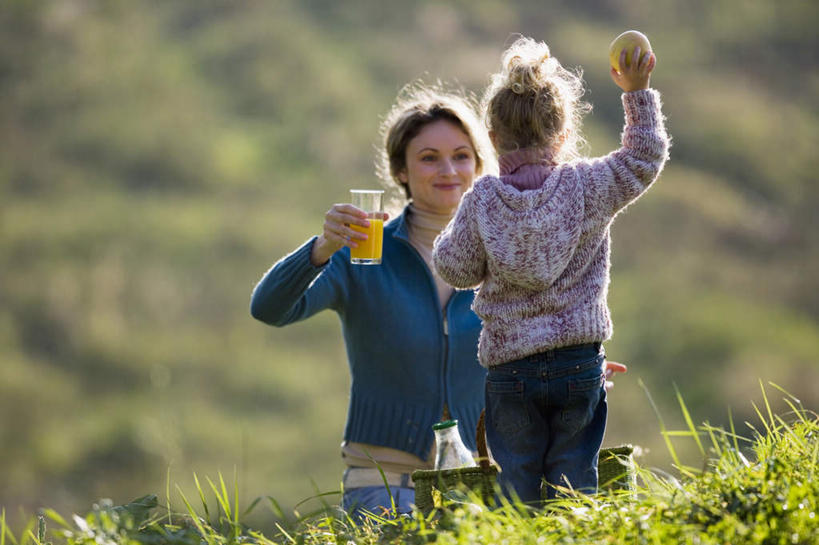 西方人,儿童,背部,两个人,家庭,母亲,女儿,坐,横图,室外,白天,正面,旅游,度假,纯洁,草地,草坪,植物,苹果,杯子,水果,欧洲,欧洲人,服装,朦胧,模糊,新鲜,生食,食品,果实,拿,拿着,注视,娱乐,玻璃制品,草,食物,小孩,衣服,绿色,水杯,观察,看,享受,休闲,温暖,温馨,母女,一家人,放松,可爱,母爱,童年,童趣,服饰,有机食品,绿色食品,观看,和睦,察看,衣着,穿着,关注,童真,烂漫,无邪,衣饰,天真,年轻女性,女孩,女人,女性,白种人,孩子,年轻人,玻璃杯,玩耍,坐着,半身,彩图,融洽,女生