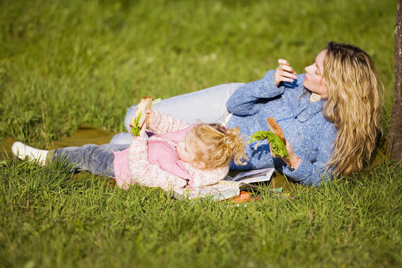 点心,面包,西方人,儿童,两个人,家庭,母亲,女儿,躺,横图,室外,白天,正面,旅游,度假,烹饪,西餐,纯洁,蔬菜,叶子,欧洲,欧洲人,服装,新鲜,生菜,莴苣,三明治,料理,食品,面点,绿叶,拿,拿着,娱乐,菜肴,美食,食物,糕点,小孩,衣服,快餐,享受,休闲,温暖,温馨,母女,一家人,嫩叶,放松,可爱,母爱,童年,童趣,西式,服饰,佳肴,有机食品,绿色食品,和睦,衣着,穿着,童真,西式快餐,烂漫,无邪,三文治,春菜,鹅仔菜,莴仔菜,千金菜,叶用莴苣,衣饰,卧着,天真,年轻女性,女孩,女人,女性,白种人,孩子,年轻人,叶,叶片,躺着,玩耍,卧,彩图,全身,融洽,女生