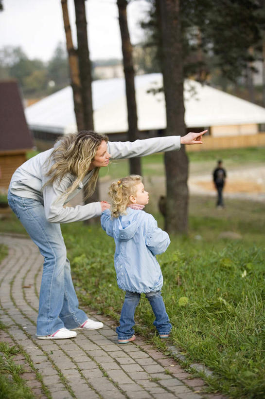 西方人,儿童,两个人,家庭,母亲,女儿,站,说,竖图,室外,白天,侧面,旅游,度假,纯洁,草地,草坪,森林,树林,植物,欧洲,欧洲人,弯腰,指,服装,注视,方向,娱乐,草,树,树木,小孩,衣服,绿色,自然,观察,看,手势,站着,享受,休闲,温暖,温馨,母女,一家人,放松,可爱,母爱,童年,童趣,服饰,生长,成长,观看,和睦,察看,指向,衣着,穿着,关注,童真,烂漫,无邪,衣饰,交流,天真,年轻女性,女孩,女人,女性,白种人,孩子,年轻人,沟通,讲话,交谈,说话,谈话,玩耍,站立,彩图,全身,融洽,女生
