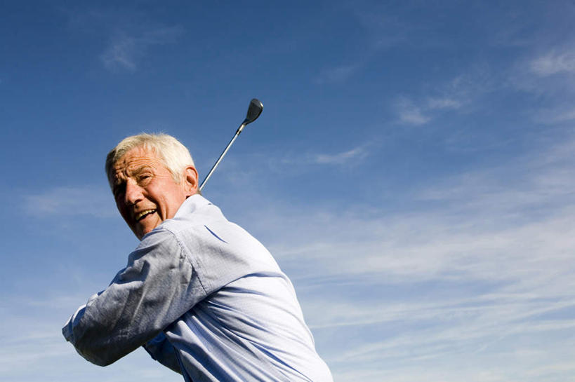 西方人,一个人,站,横图,室外,白天,仰视,锻炼,旅游,度假,运动,欧洲,欧洲人,仅一个男性,仅一个人,挥杆,握,服装,云,云朵,拿,云彩,拿着,注视,娱乐,衣服,蓝色,白云,蓝天,天空,天,观察,看,站着,仅一个老年男性,享受,休闲,放松,握着,服饰,晴朗,观看,察看,高尔夫球杆,衣着,穿着,关注,室外运动,户外运动,高尔夫运动,衣饰,体育,老年男性,男人,男性,白种人,晴空,站立,半身,彩图,低角度拍摄,健身