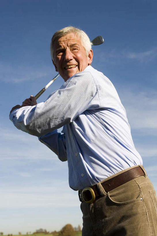 西方人,一个人,站,竖图,俯视,室外,白天,仰视,锻炼,旅游,度假,运动,欧洲,欧洲人,仅一个男性,仅一个人,挥杆,握,服装,云,云朵,拿,云彩,拿着,注视,娱乐,衣服,蓝色,白云,蓝天,天空,天,观察,看,站着,仅一个老年男性,享受,休闲,放松,握着,服饰,晴朗,观看,察看,高尔夫球杆,衣着,穿着,关注,室外运动,户外运动,高尔夫运动,衣饰,体育,老年男性,男人,男性,白种人,晴空,站立,半身,彩图,低角度拍摄,高角度拍摄,健身