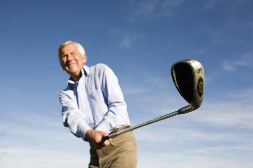 西方人,一个人,站,横图,室外,白天,仰视,锻炼,旅游,度假,运动,欧洲,欧洲人,仅一个男性,仅一个人,挥杆,握,服装,云,云朵,拿,云彩,拿着,注视,娱乐,衣服,蓝色,白云,蓝天,天空,天,观察,看,站着,仅一个老年男性,享受,休闲,放松,握着,服饰,晴朗,观看,察看,高尔夫球杆,衣着,穿着,关注,室外运动,户外运动,高尔夫运动,衣饰,体育,老年男性,男人,男性,白种人,晴空,站立,半身,彩图,低角度拍摄,健身