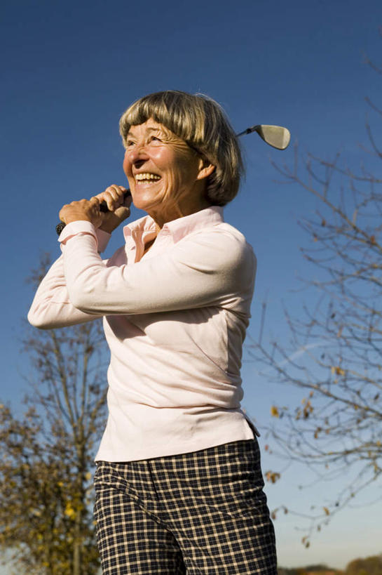 西方人,一个人,站,笑,微笑,露齿笑,竖图,室外,白天,仰视,锻炼,旅游,度假,运动,欧洲,欧洲人,仅一个女性,仅一个人,挥杆,握,服装,云,云朵,拿,云彩,拿着,注视,娱乐,衣服,蓝色,白云,蓝天,天空,天,观察,看,站着,享受,休闲,放松,握着,服饰,仅一个老年女性,晴朗,观看,察看,高尔夫球杆,衣着,穿着,关注,室外运动,户外运动,高尔夫运动,衣饰,体育,老年女性,女人,女性,白种人,晴空,站立,半身,彩图,低角度拍摄,健身