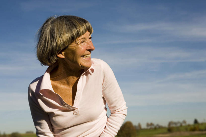 西方人,一个人,站,笑,微笑,露齿笑,横图,室外,白天,仰视,锻炼,旅游,度假,运动,草地,草坪,植物,欧洲,欧洲人,仅一个女性,仅一个人,服装,云,云朵,云彩,注视,娱乐,草,衣服,蓝色,绿色,白云,蓝天,天空,天,观察,看,站着,享受,休闲,放松,服饰,仅一个老年女性,晴朗,观看,察看,衣着,穿着,关注,室外运动,户外运动,衣饰,体育,老年女性,女人,女性,白种人,晴空,站立,半身,彩图,低角度拍摄,健身