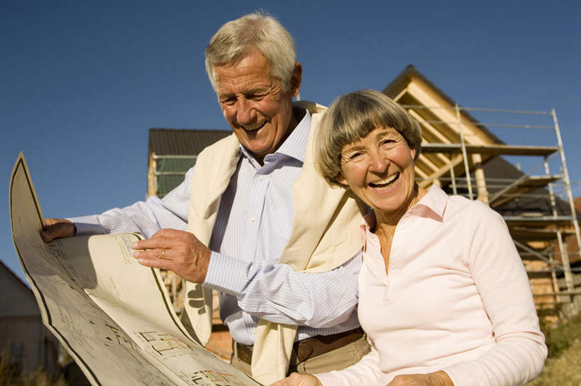 西方人,老年人,两个人,家庭,夫妻,站,笑,微笑,露齿笑,横图,室外,白天,仰视,爱情,建筑,欧洲,欧洲人,握,阴影,服装,光线,图纸,影子,房屋,屋子,公寓,设计图,浪漫,拿,拿着,注视,建设,楼房,住宅,衣服,蓝色,蓝天,天空,阳光,建筑工地,天,观察,看,站着,温暖,温馨,一家人,恩爱,握着,恋人,服饰,晴朗,观看,和睦,察看,衣着,穿着,关注,工程图,草图,蓝图,万里无云,地盘,建筑地盘,施工地盘,衣饰,老年男性,老年女性,男人,男性,女人,女性,白种人,夫妇,情侣,设计,晴空,晴空万里,站立,半身,彩图,低角度拍摄,房子,工地,伴侣,融洽