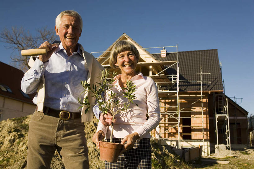 西方人,老年人,两个人,家庭,夫妻,站,横图,室外,白天,正面,爱情,建筑,欧洲,欧洲人,握,阴影,服装,光线,铲子,盆栽,影子,房屋,屋子,公寓,浪漫,拿,拿着,注视,建设,楼房,住宅,衣服,蓝色,蓝天,天空,阳光,建筑工地,天,观察,看,站着,温暖,温馨,一家人,恩爱,握着,恋人,服饰,晴朗,观看,和睦,察看,衣着,穿着,关注,万里无云,地盘,建筑地盘,施工地盘,衣饰,老年男性,老年女性,男人,男性,女人,女性,白种人,夫妇,情侣,晴空,晴空万里,站立,半身,彩图,房子,工地,伴侣,融洽