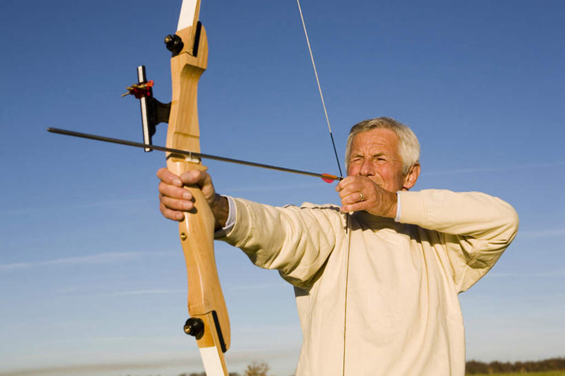 西方人,一个人,站,横图,室外,白天,仰视,锻炼,旅游,度假,运动,欧洲,欧洲人,仅一个男性,仅一个人,握,阴影,服装,光线,弓箭,影子,拿,拿着,注视,娱乐,衣服,蓝色,蓝天,天空,阳光,天,观察,看,站着,仅一个老年男性,享受,休闲,放松,握着,服饰,晴朗,观看,察看,衣着,穿着,关注,室外运动,瞄准,户外运动,万里无云,衣饰,老年男性,男人,男性,白种人,晴空,晴空万里,站立,半身,彩图,低角度拍摄,健身