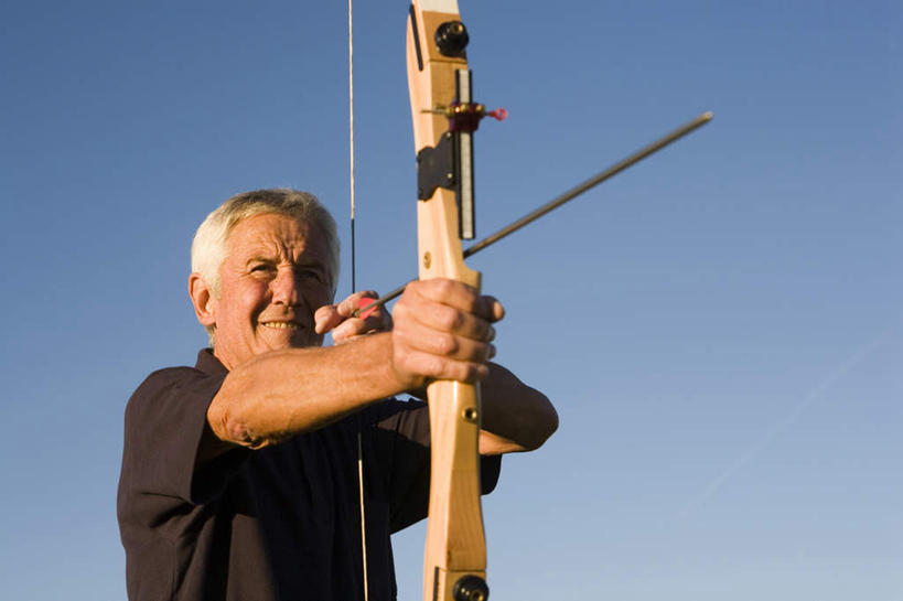 西方人,一个人,站,横图,室外,白天,仰视,锻炼,旅游,度假,运动,欧洲,欧洲人,仅一个男性,仅一个人,握,阴影,服装,光线,弓箭,影子,拿,拿着,注视,娱乐,衣服,蓝色,蓝天,天空,阳光,天,观察,看,站着,仅一个老年男性,享受,休闲,放松,握着,服饰,晴朗,观看,察看,衣着,穿着,关注,室外运动,瞄准,户外运动,万里无云,衣饰,老年男性,男人,男性,白种人,晴空,晴空万里,站立,半身,彩图,低角度拍摄,健身