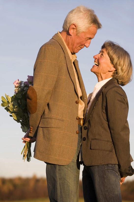 西方人,老年人,两个人,家庭,夫妻,站,笑,微笑,露齿笑,竖图,室外,白天,侧面,爱情,旅游,度假,欧洲,欧洲人,握,阴影,服装,盛开,光线,影子,浪漫,拿,花蕾,拿着,注视,娱乐,相视,花,花瓣,花朵,鲜花,衣服,蓝色,蓝天,天空,阳光,天,花苞,花蕊,观察,看,站着,享受,休闲,温暖,温馨,一家人,面对面,恩爱,放松,握着,恋人,服饰,晴朗,观看,对视,和睦,察看,互视,衣着,穿着,关注,相对,万里无云,相看,衣饰,老年男性,老年女性,男人,男性,女人,女性,白种人,夫妇,情侣,晴空,晴空万里,玩耍,站立,半身,彩图,伴侣,融洽