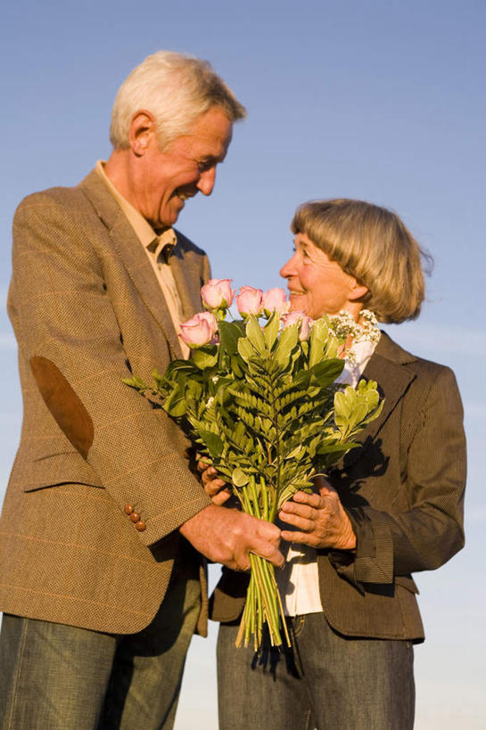 西方人,老年人,两个人,家庭,夫妻,站,笑,微笑,露齿笑,竖图,室外,白天,仰视,爱情,旅游,度假,欧洲,欧洲人,握,阴影,服装,盛开,光线,影子,浪漫,拿,花蕾,拿着,注视,娱乐,花,花瓣,花朵,鲜花,衣服,蓝色,蓝天,天空,阳光,天,花苞,花蕊,观察,看,站着,享受,休闲,温暖,温馨,一家人,恩爱,放松,握着,恋人,服饰,晴朗,观看,和睦,察看,衣着,穿着,关注,万里无云,衣饰,老年男性,老年女性,男人,男性,女人,女性,白种人,夫妇,情侣,晴空,晴空万里,抬头,玩耍,仰头,站立,半身,彩图,低角度拍摄,伴侣,融洽